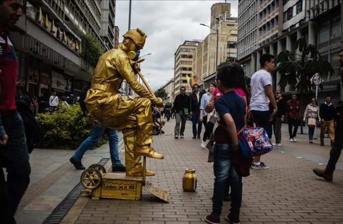 El talento se apropia de la carrera séptima del centro de Bogotá.