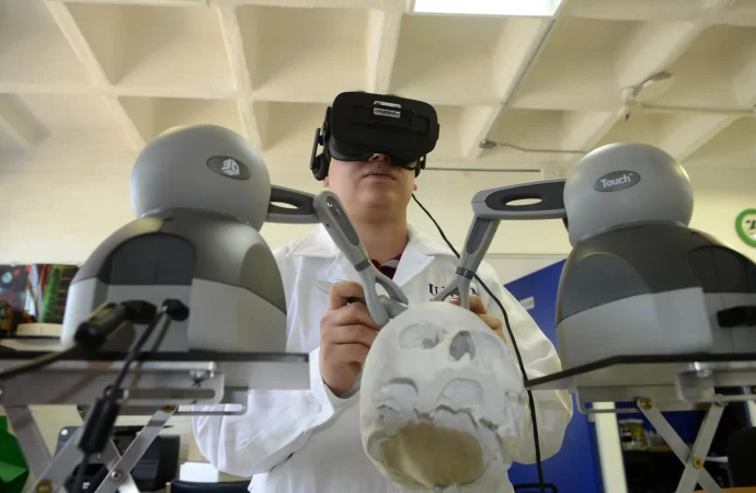 Simulador universitario, único en su tipo en el mundo, capacita para microcirugías cerebrales